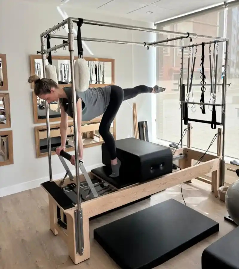 Una alumna de Stare pilates realizando un ejercicio en el cadilac.