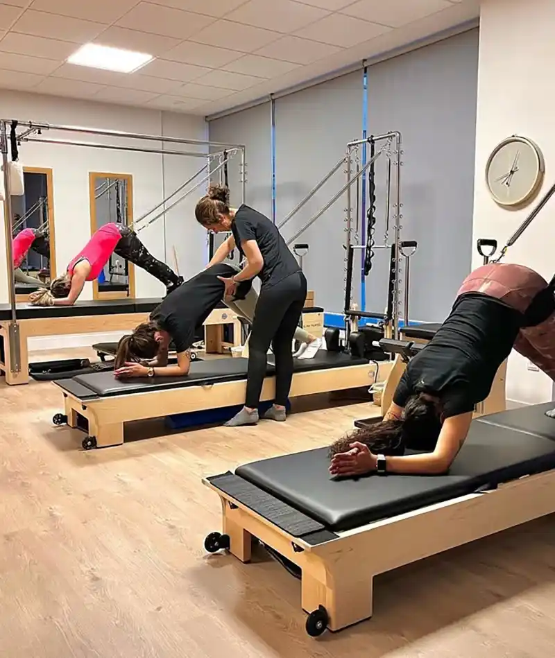 Carmen impartiendo una clase de pilates.